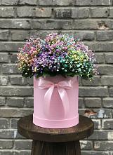 Цветочная композиция из Гипсофила и Розы в шляпной коробке в Ермаковском