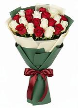 Букет Микс из красных и белых роз в Ермаковском