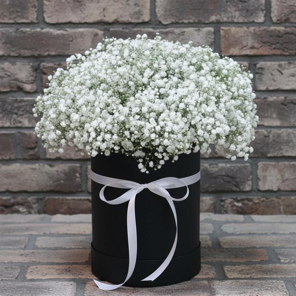 Цветочная композиция из Гипсофила в шляпной коробке в Ермаковском