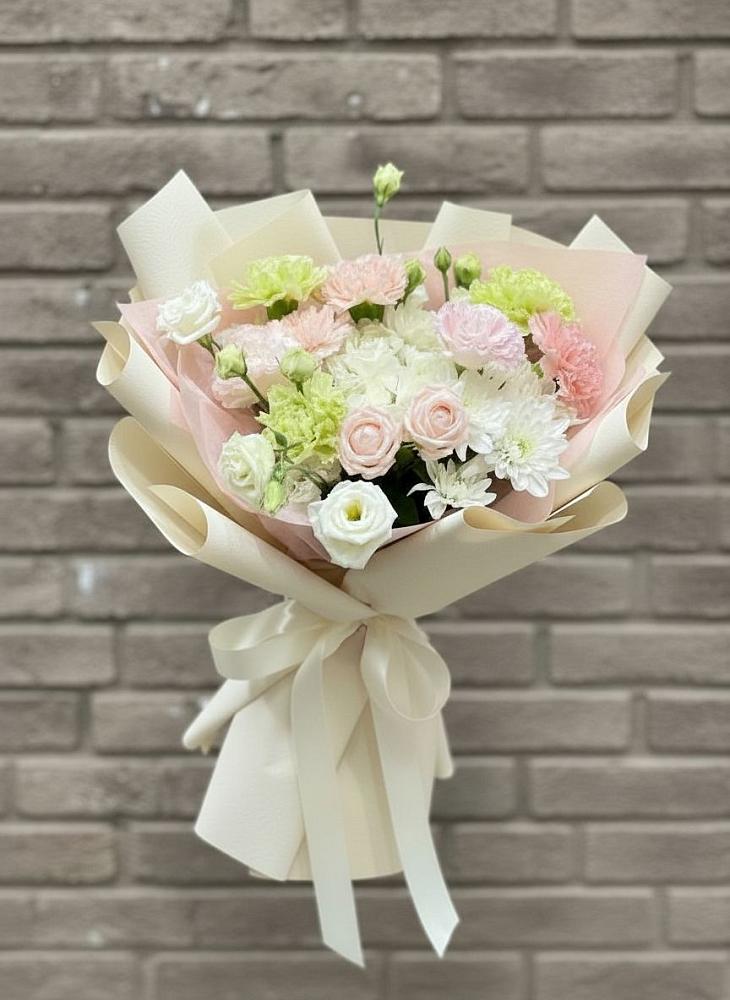 Букет цветов из: Гвоздики, Розы, Лизиантусы и Хризантемы в Ермаковском