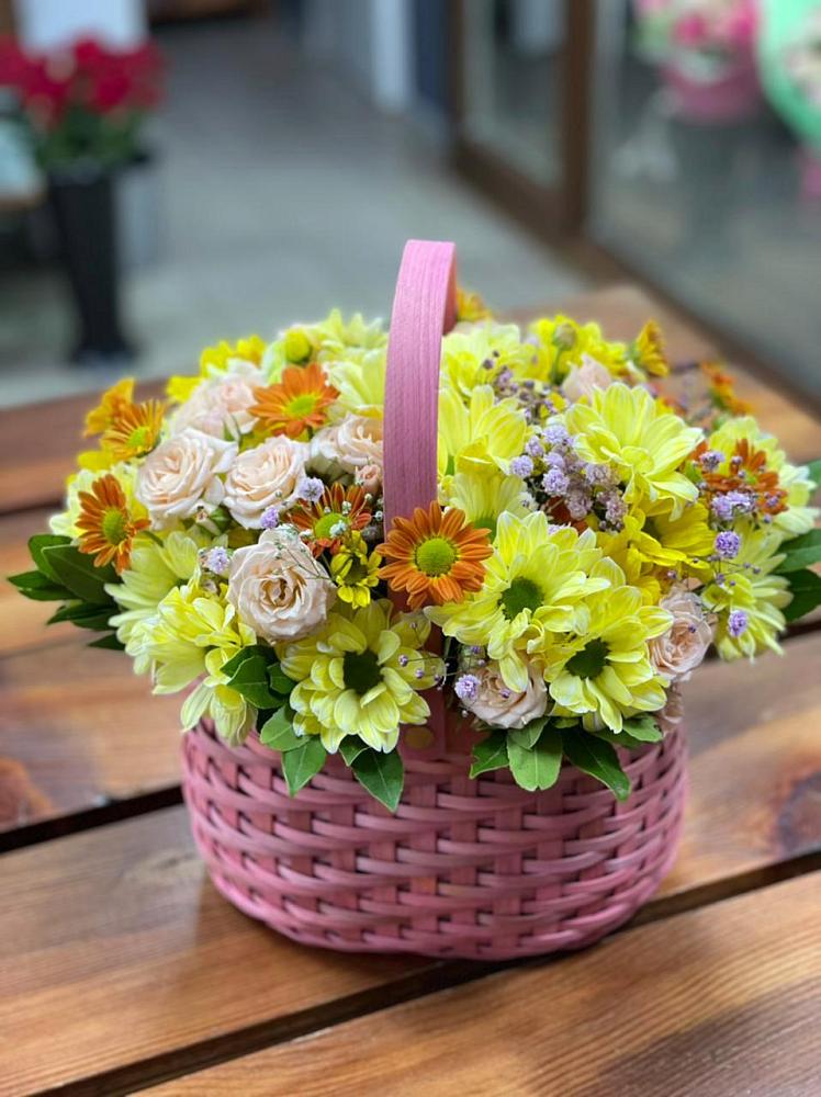 Цветочная композиция из Хризантемы и Розы в корзине в Ермаковском
