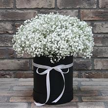 Цветочная композиция из Гипсофила в шляпной коробке в Ермаковском