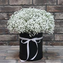 Цветочная композиция из Гипсофила в шляпной коробке в Ермаковском